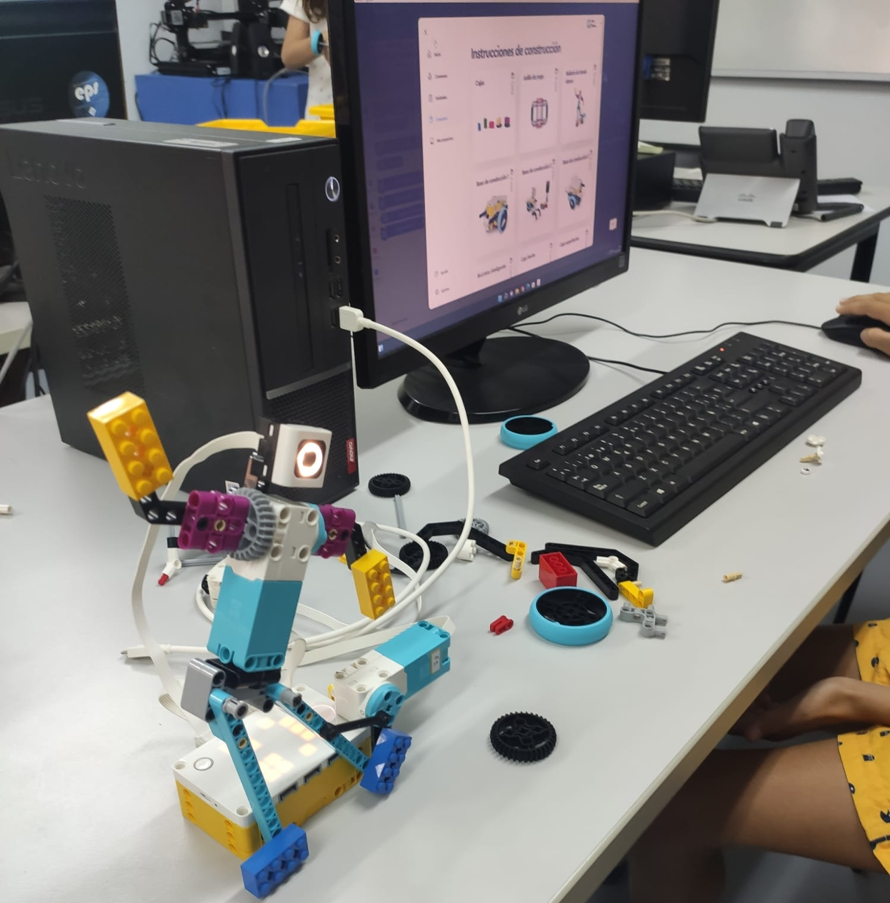 Grau d'Enginyeria Informàtica. «Fes ballar el teu robot!»